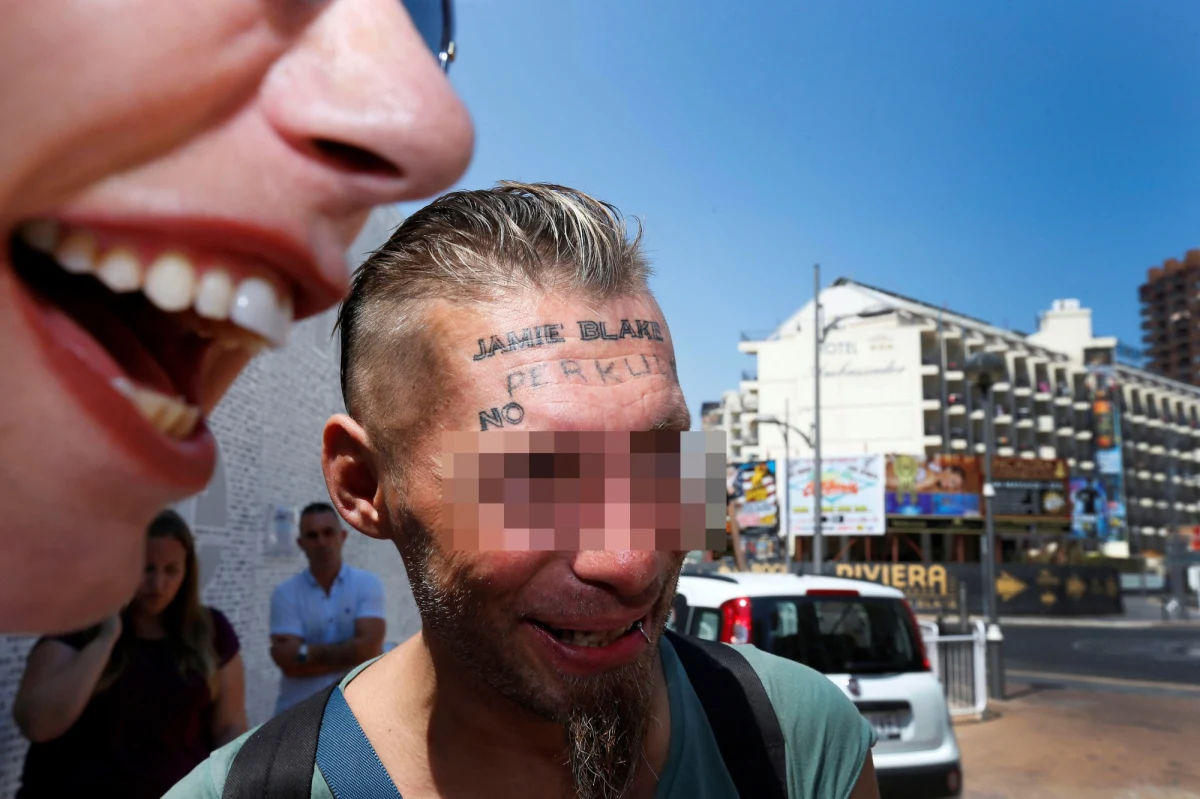 Grupa pijanych Brytyjczyków zapłaciła 100 euro bezdomnemu z Polski, żeby ten pozwolił zrobić sobie tatuaż na czole. Tak Brytyjczycy bawili się na imprezie kawalerskiej w Hiszpanii. Sprawą zajęła się policja. 