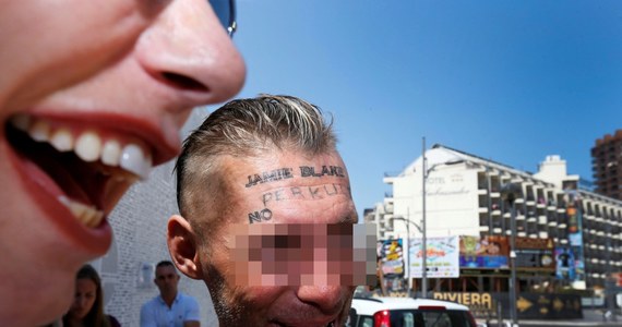 Grupa pijanych Brytyjczyków zapłaciła 100 euro bezdomnemu z Polski, żeby ten pozwolił zrobić sobie tatuaż na czole. Tak Brytyjczycy bawili się na imprezie kawalerskiej w Hiszpanii. Sprawą zajęła się policja. 