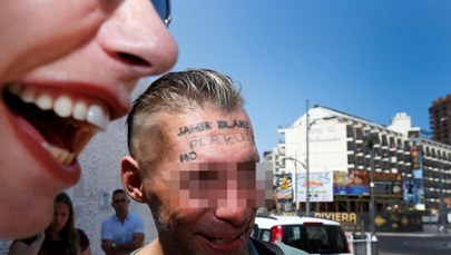 Bezdomny z Polski za 100 euro dał sobie zrobić tatuaż na czole 