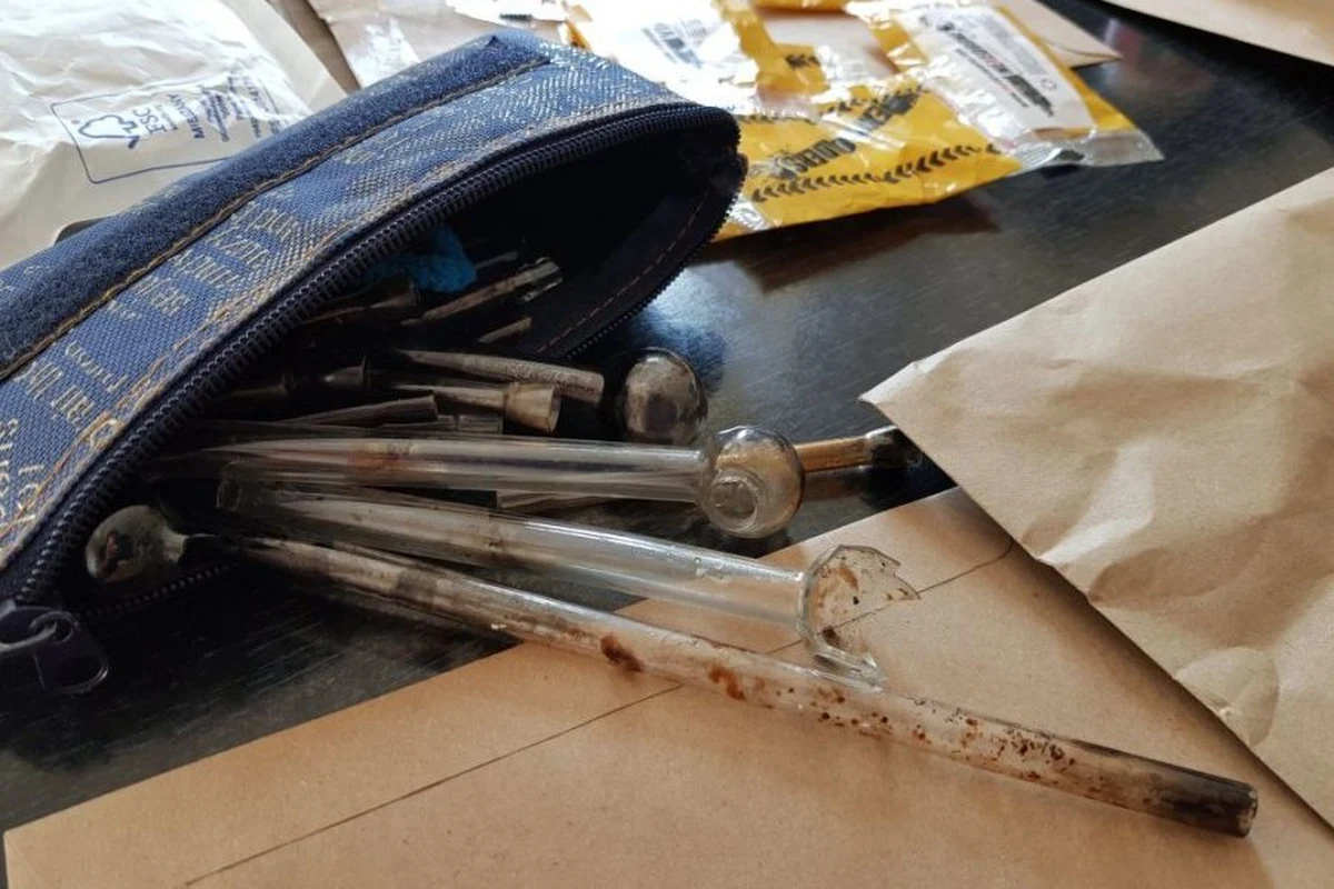 ​Prezydent Andrzej Duda podpisał nowelizację ustawy ograniczającą wytwarzanie i wprowadzanie do obrotu środków zastępczych i nowych substancji psychoaktywnych tzw. dopalaczy - poinformował w piątek rzecznik prezydenta Krzysztof Łapiński. Nowelizacja ma ułatwić walkę z dopalaczami. Zakłada, że dopalacze będą traktowane na równi z narkotykami.