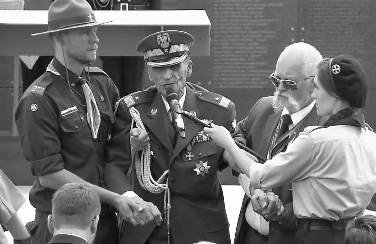 "W najśmielszych marzeniach nie myślałem, że uda mi się w tej uroczystości uczestniczyć i od serca parę słów powiedzieć" - mówił generał Zbigniew Ścibor-Rylski, obecny przed rokiem na 73. obchodach rocznicy Powstania Warszawskiego w Parku Wolności. We wzruszającym przemówieniu zwracał się głównie do młodych, aby byli dumni ze swojego kraju i szanowali innych ludzi. W piątek Muzeum Powstania Warszawskiego przekazało smutną wiadomość: gen. Zbigniew Ścibor-Rylski zmarł w wieku 101 lat.