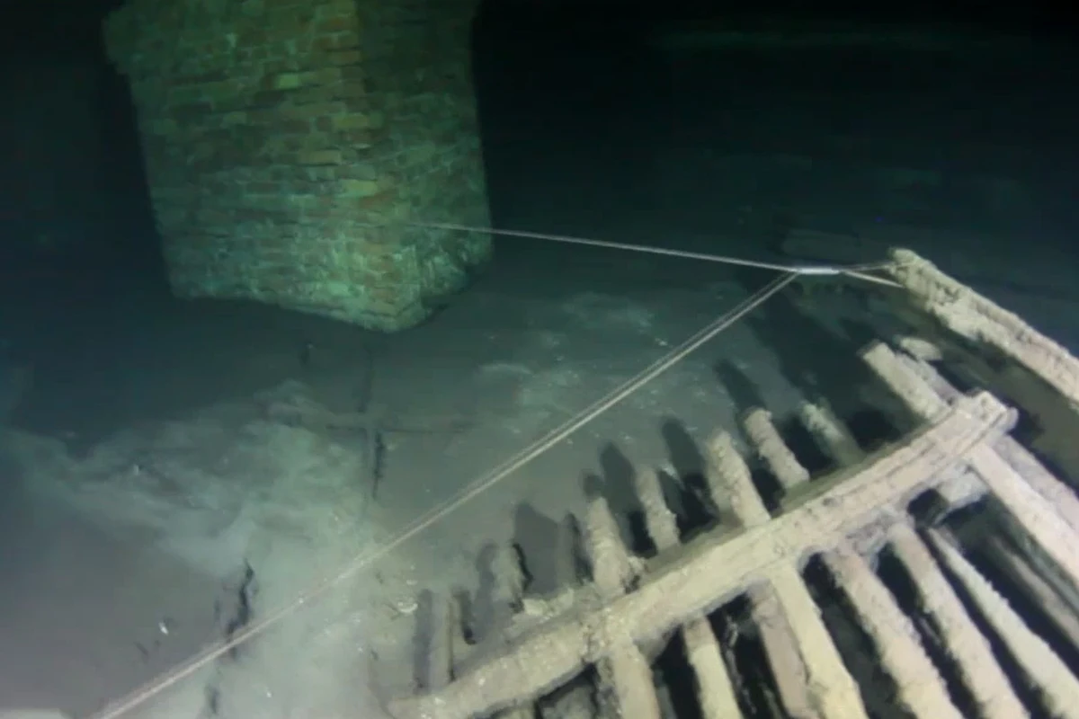 Decyzja o budowie podziemnych fabryk broni władze III Rzeszy podjęły w związku z licznymi nalotami aliantów na niemieckie fabryki. Na liście obiektów, które miały być adoptowane do tego celu lub zbudowane od zera znalazło się blisko 800 pozycji. Produkcję pod ziemią udało się uruchomić w części zakładów na terenie obecnych Niemiec czy Austrii. Zagadką wciąż pozostaje fakt, ile takich zakładów zbudowano, czy planowano ich budowę na terenie Polski.