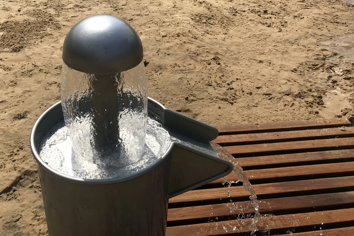 ​Maszty wyrzucające wodną mgiełkę i grzybek uwalniający strumień chłodnej wody. Takie atrakcje można znaleźć na nowym placu zabaw w Warszawie. Na plaży przy Wybrzeżu Helskim, niedaleko ulicy Ratuszowej, w upalne dni można ochłodzić się na wodnym placu zabaw.