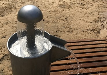 Wodny plac zabaw powstał w Warszawie. Uwielbiane miejsce w upalne dni