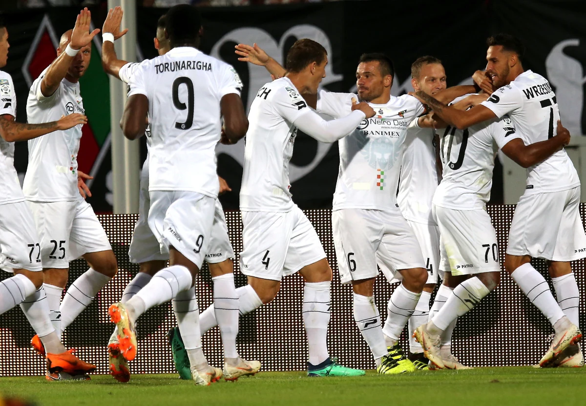 Beniaminek piłkarskiej ekstraklasy Zagłębie Sosnowiec pokonał na własnym stadionie Pogoń Szczecin 3:0 (1:0) w piątkowym meczu 3. Kolejki piłkarskiej Ekstraklasy.