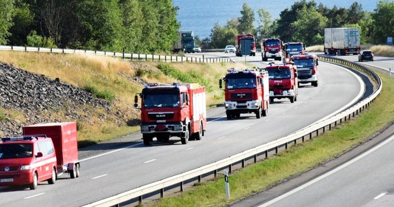 Sytuacja w sektorze, w którym pracowaliśmy została opanowana i wydaje się stabilna; jesteśmy w drodze do domu - poinformował PAP dowódca polskich strażaków w Szwecji mł. brygadier Michał Langner z KG PSP. Strażacy dotrą do Świnoujścia w poniedziałek rano. 