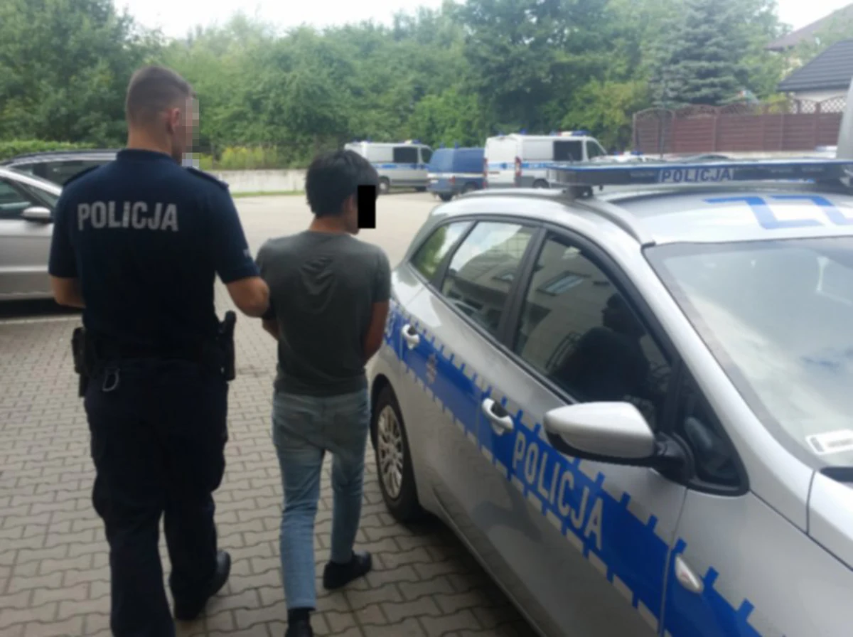 Jeszcze dzisiaj zarzuty usłyszeć ma Wietnamczyk, który włamał się do centrum handlowego w podwarszawskiej Lesznowoli. Plan miał niemal doskonały, niestety dla siebie - stracił grunt pod nogami. Dosłownie…