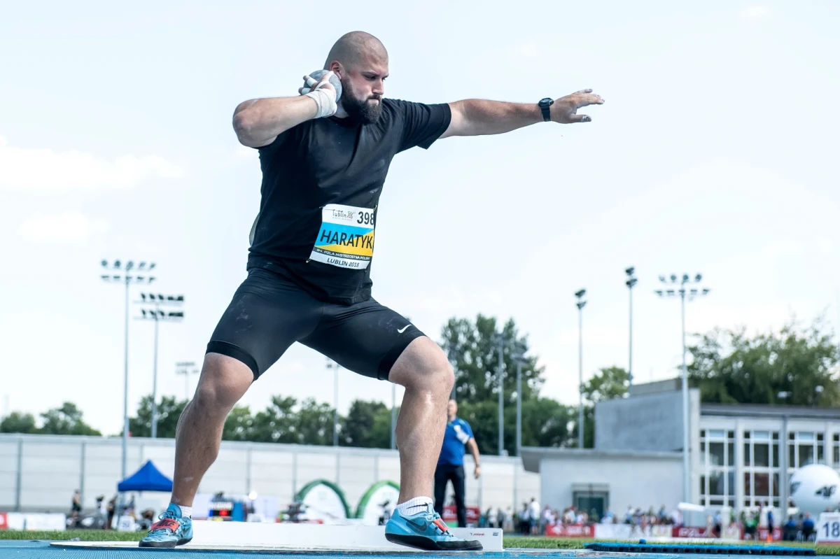 Faworytem się nie czuje, choć na mistrzostwa Europy w Berlinie jedzie jako lider tabeli tegorocznych wyników w pchnięciu kulą. Michał Haratyk, wicemistrz Europy sprzed dwóch lat, w tym sezonie wynikiem 22,08 poprawił rekord Polski i niemal w każdym konkursie pcha blisko granicy 22 metrów. Teraz, przed mistrzostwami Starego Kontynentu, stwierdza wprost: "Mam na tyle doświadczenia, że jak wchodzę do koła, to po prostu wiem, co mam zrobić".