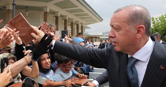 Prezydent Turcji Recep Tayyip Erdogan zażądał zamrożenia w tym kraju aktywów dwóch amerykańskich ministrów - sprawiedliwości i spraw wewnętrznych. Jest to odpowiedź na podobne sankcje podjęte przez Waszyngton w związku z pastorem Craigiem Brunsonem. 