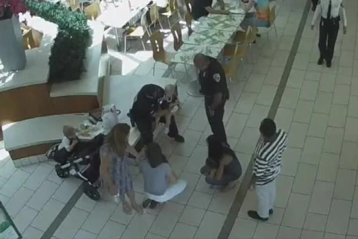 Dwaj policjanci z Palm Beach na Florydzie zostali uznani za bohaterów po tym, jak uratowali 14-miesięczną dziewczynkę, która zadławiła się kawałkiem skrzydełka kurczaka. Akcja funkcjonariuszy polegająca na zastosowaniu chwytu Heimlicha została zarejestrowana przez kamerę monitoringu.