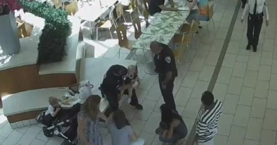 Dwaj policjanci z Palm Beach na Florydzie zostali uznani za bohaterów po tym, jak uratowali 14-miesięczną dziewczynkę, która zadławiła się kawałkiem skrzydełka kurczaka. Akcja funkcjonariuszy polegająca na zastosowaniu chwytu Heimlicha została zarejestrowana przez kamerę monitoringu.