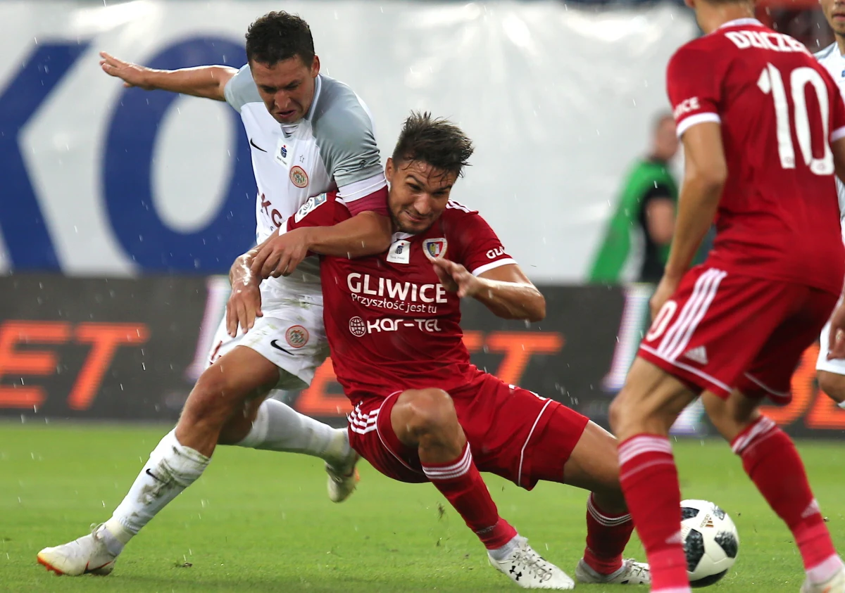 Piast Gliwice pokonał u siebie Zagłębie Lubin 2:1 (1:1) w sobotnim meczu trzeciej kolejki piłkarskie ekstraklasy. Obie drużyny wygrały dwa poprzednie mecze sezonu i walczyły o fotel lidera. Cel osiągnęli zawodnicy trenera Waldemara Fornalika. 