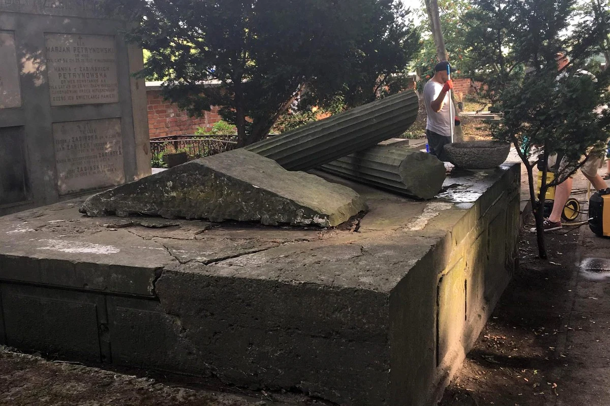 Generał Zbigniew Ścibor-Rylski odszedł w piątek w wieku 101 lat. Był żołnierzem AK, uczestnikiem Powstania Warszawskiego, prezesem Związku Powstańców Warszawskich i członkiem grupy inicjatywnej Muzeum Powstania Warszawskiego. Spocznie na Powązkach w Warszawie - w grobie, w którym spoczywa jego żona Zofia Rapp-Kochańska. Nagrobek jest jednak w fatalnym stanie. Dzięki zbiórce pieniędzy i zaangażowaniu instytucji udało się zebrać znaczną część potrzebnych środków. Brakującą kwotę pokryje warszawski magistrat - informuje Muzeum Powstania Warszawskiego.