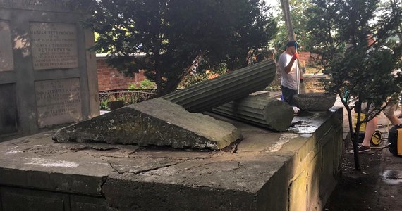 Generał Zbigniew Ścibor-Rylski odszedł w piątek w wieku 101 lat. Był żołnierzem AK, uczestnikiem Powstania Warszawskiego, prezesem Związku Powstańców Warszawskich i członkiem grupy inicjatywnej Muzeum Powstania Warszawskiego. Spocznie na Powązkach w Warszawie - w grobie, w którym spoczywa jego żona Zofia Rapp-Kochańska. Nagrobek jest jednak w fatalnym stanie. Dzięki zbiórce pieniędzy i zaangażowaniu instytucji udało się zebrać znaczną część potrzebnych środków. Brakującą kwotę pokryje warszawski magistrat - informuje Muzeum Powstania Warszawskiego.