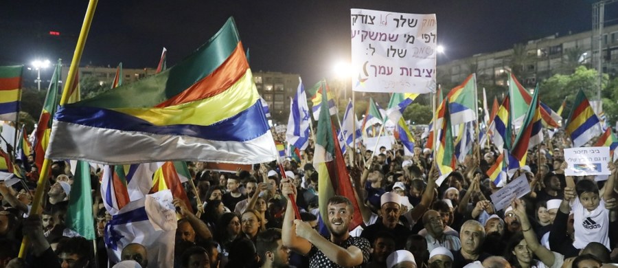 ​Dziesiątki tysięcy izraelskich druzów i Izraelczyków wzięło udział w sobotę w Tel Awiwie w proteście przeciwko ustawie określającej Izrael jako "państwo narodu żydowskiego" - podały media. Zdaniem krytyków dyskryminuje ona nieżydowskich obywateli Izraela.