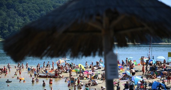 4 sierpnia przyniósł tegoroczny tragiczny rekord śmiertelnych wypadków nad wodą: w ciągu tego jednego dnia utopiło się aż 14 osób! Takie dane przekazało na swym twitterowym profilu Rządowe Centrum Bezpieczeństwa. Również dzisiaj pojawiły się już informacje o tragedii, do której doszło w czasie wypoczynku nad wodą: w Piaskach k. Krynicy Morskiej, gdzie w Bałtyku kąpali się dwaj mężczyźni, członkowie jednej rodziny. 55-latek utonął, odnaleziono jego ciało. 37-latek jest poszukiwany.