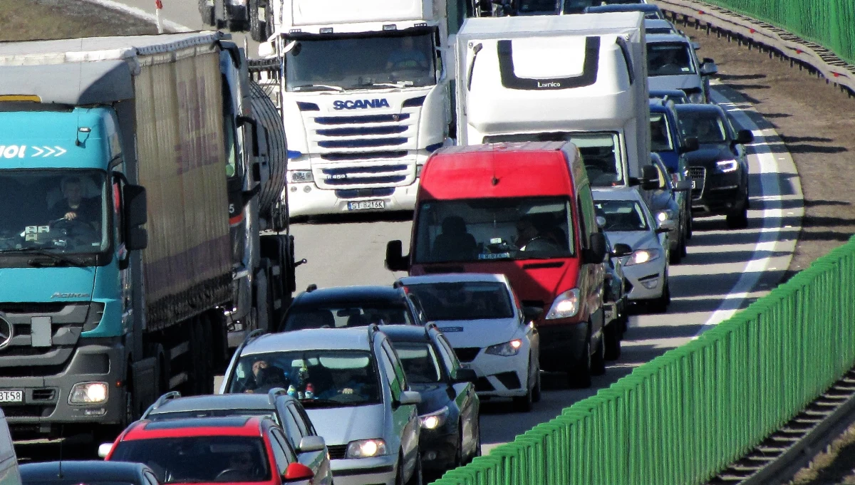 ​Jedna osoba zginęła i jedna została ranna po wypadku, do którego doszło na autostradzie A4 między miejscowościami Kąty Wrocławskie i Kostomłoty na pasie w kierunku Zgorzelca. Korek w miejscu wypadku ma 11 kilometrów. Policja wprowadziła objazdy.