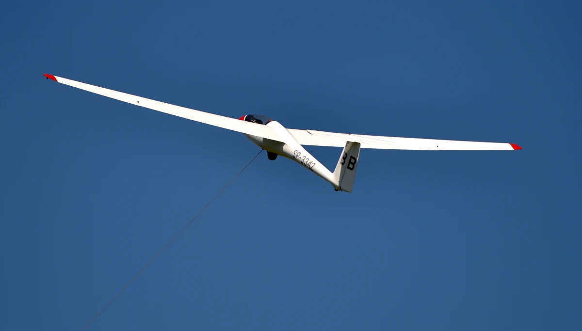 ​Dwie osoby - jedna ciężko ranna, druga z lżejszymi obrażeniami - trafiły do szpitala po upadku szybowca na lotnisku Aleksandrowice w Bielsku-Białej.