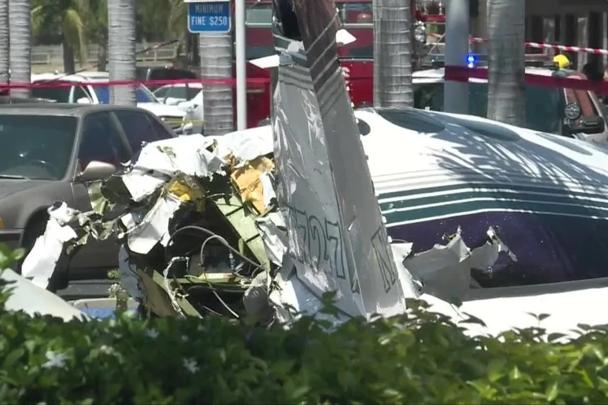 ​Pięć osób zginęło w niedzielę w wypadku niewielkiego samolotu na południu Kalifornii. Jak poinformowała policja, maszyna spadła na parking w mieście Santa Ana. Ofiary to pilot i pasażerowie samolotu. Na ziemi nikt nie ucierpiał.