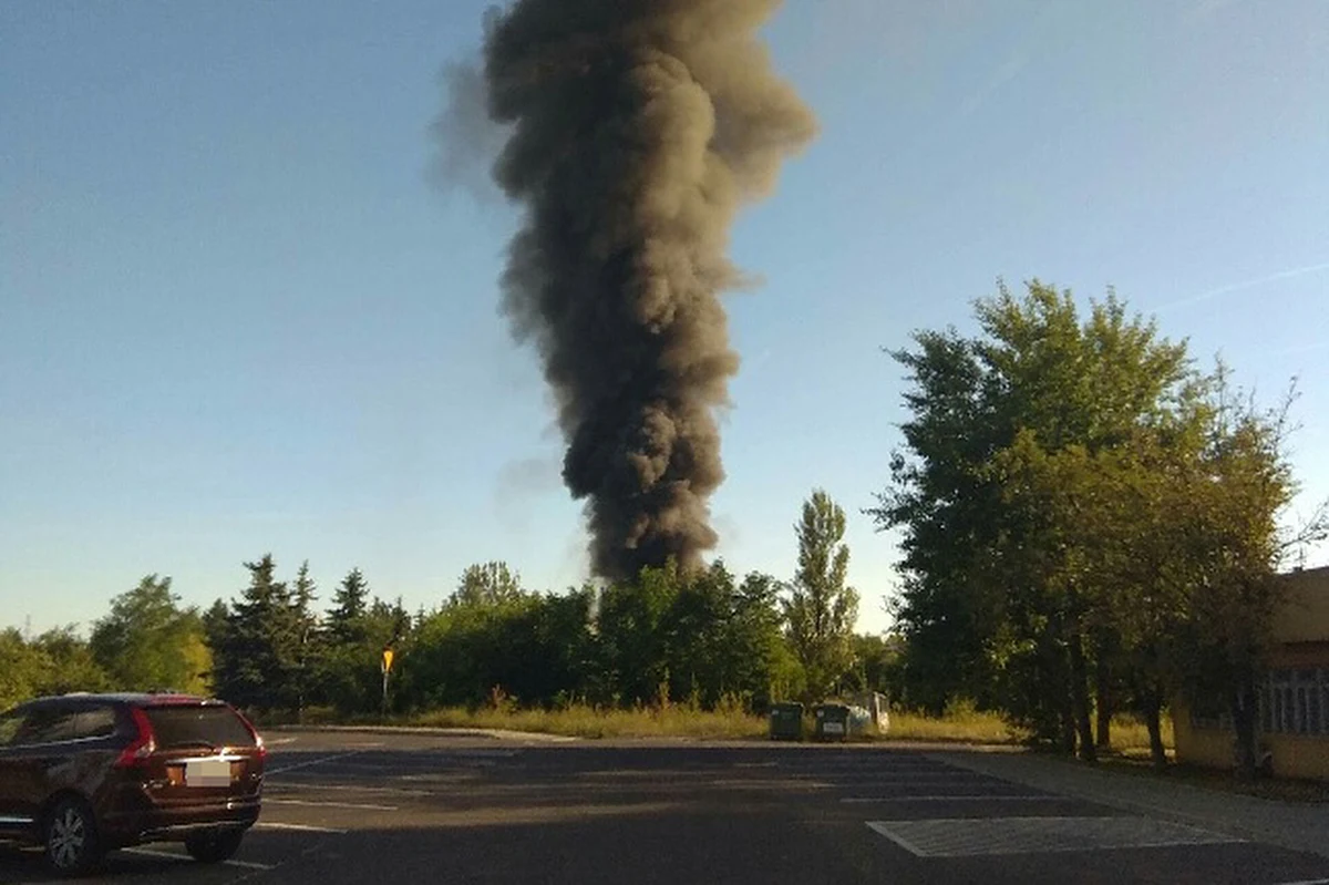 Pożar magazynu w miejscowości Piaski w powiecie bełchatowskim został ugaszony. W zakładzie produkującym biopaliwa zapaliło się jedno z pomieszczeń, gdzie przechowywano olej. Na szczęście nikomu nic się nie stało.