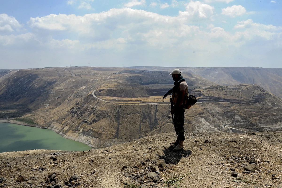 ​Syryjskie Siły Demokratyczne (SDF) zaproponowały wymianę przetrzymywanych u siebie jeńców z dżihadystycznego Państwa Islamskiego (ISIS) na ponad 30 druzyjskich kobiet i dzieci porwanych przez ISIS w muhafazie As-Suwajda na południu Syrii.