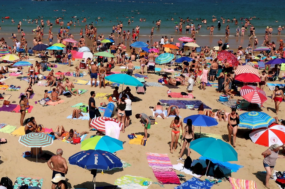 Jak informuje IMGW, nad Europą Środkową i Południową rozbuduje się wyż. Ośrodki niżowe są w rejonie Islandii i Morza Białego. Polska jest w zasięgu wyżu, którego centrum przemieści się nad Dolny Śląsk, tylko na północnym wschodzie zaznaczy się wpływ mało aktywnego frontu chłodnego. Z zachodu napływać będzie chłodniejsze powietrze polarne morskie. Chłodniej zrobi się dopiero w weekend.

