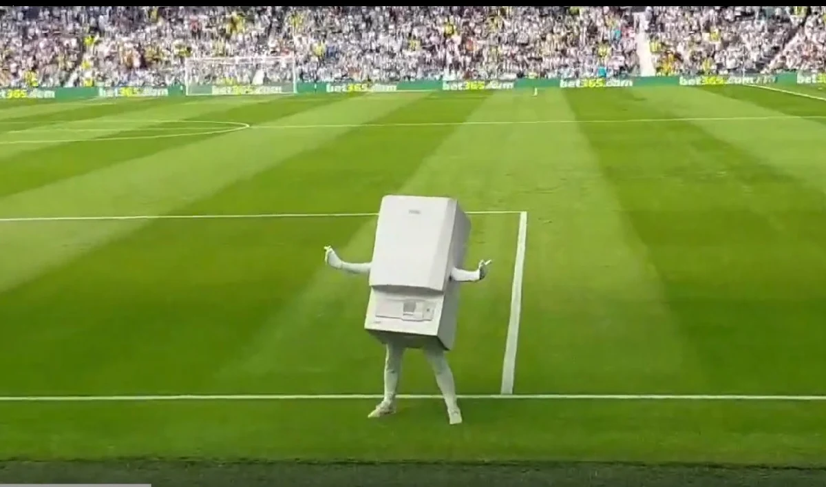 West Bromwich Albion po spadku z Premier League zainaugurował sezon w Championship, drugiej klasie rozgrywkowej w Anglii. Pierwszy mecz był okazją do zaprezentowania nowej maskotki drużyny. Wielu kibiców było zaskoczonych, kiedy zauważyli, że nie jest to żadne zwierzę, tylko bojler.