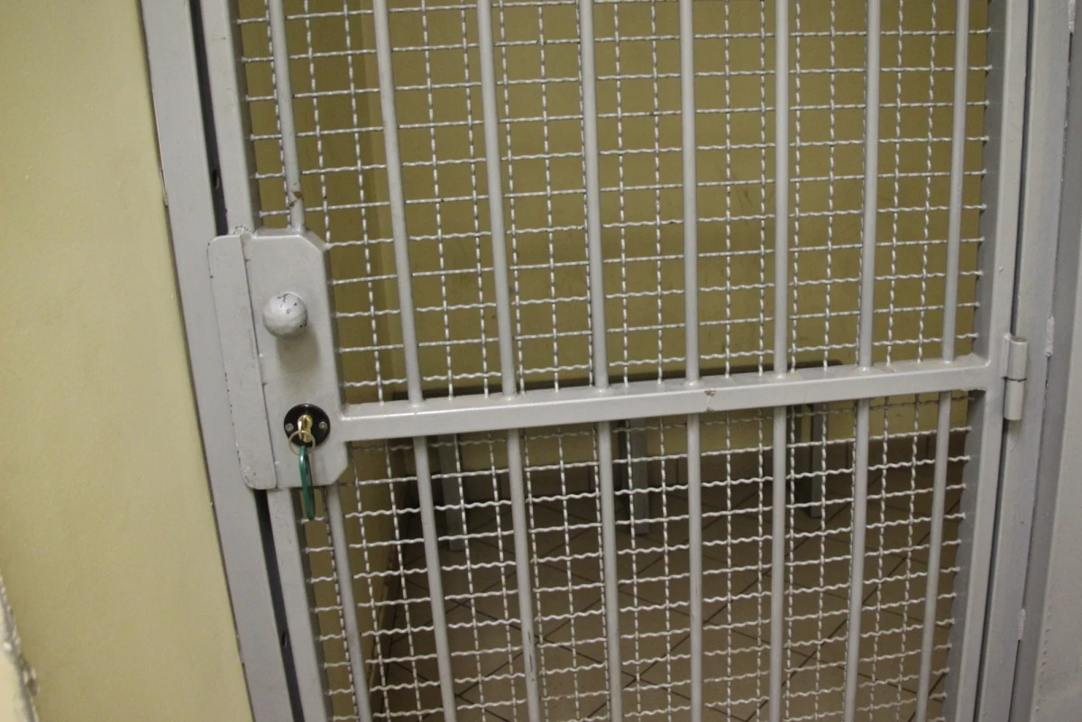 ​Czternaście osób oskarżyła Prokuratura Okręgowa w Białymstoku o działalność w grupie dokonującej wyłudzeń pieniędzy tzw. metodą na wnuczka lub na policjanta. Poszkodowanych jest kilkadziesiąt osób, wyłudzane kwoty wahają się od 10 tys. do nawet 370 tys. zł. Akt oskarżenia trafił do Sądu Okręgowego Warszawa-Praga - poinformował w poniedziałek rzecznik białostockiej prokuratury okręgowej Łukasz Janyst.