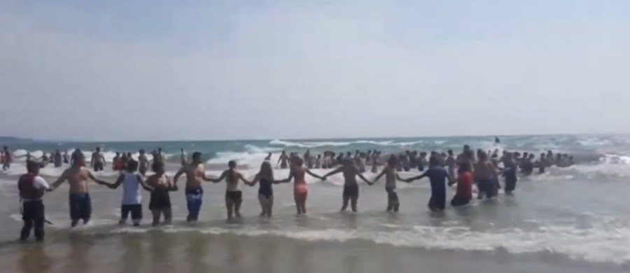 Plażowicze utworzyli ludzki łańcuch na Jeziorze Michigan w Grand Haven. Pomagali w ten sposób w poszukiwaniach zaginionego pływaka. W miniony weekend ratownicy musieli wyciągać kilka osób ze wzburzonych wód jeziora. Jedna z nich jest w ciężkim stanie.