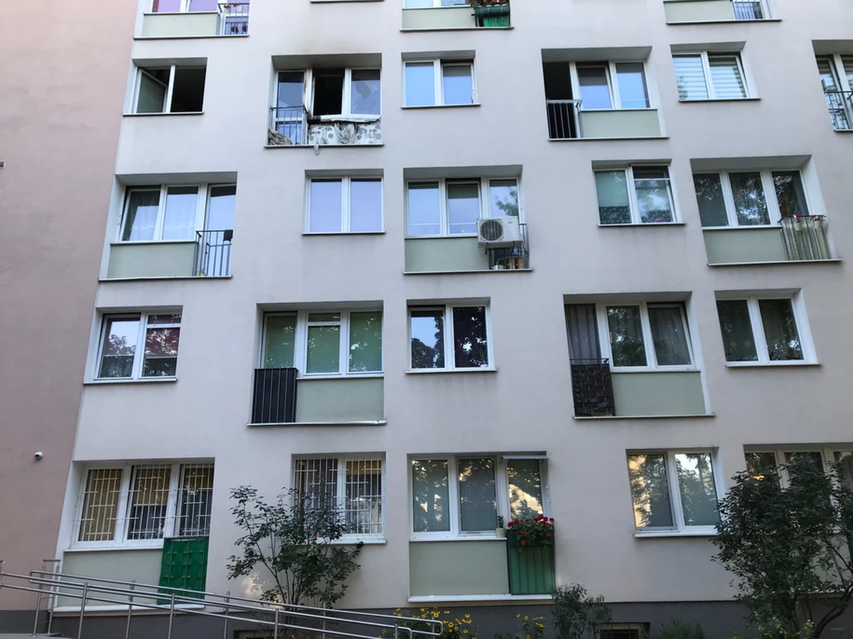 Są zarzuty dla mężczyzny, w którego mieszkaniu przy ulicy Okopowej na warszawskiej Woli doszło w piątek do wybuchu. 53-latek został już aresztowany przed sąd.