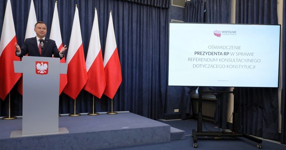 Co najmniej 610 tysięcy złotych kosztowały kampania promocyjna i objazd po Polsce, który zafundowali sobie urzędnicy Kancelarii Prezydenta - ustalił reporter RMF FM. Konsultowano wtedy pytania do referendum Andrzeja Dudy dotyczące zmian w konstytucji. Plebiscyt miał się odbyć w dniach 10-11 listopada. Ten termin był głośno krytykowany nawet przez polityków Prawa i Sprawiedliwości, a ostatecznie na jego przeprowadzenie nie zgodził się Senat.