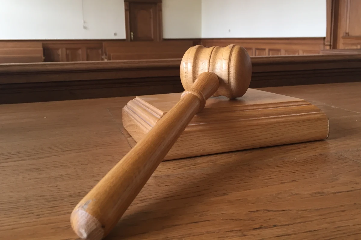 ​Sędzia Sądu Okręgowego w Suwałkach (woj. podlaskie) Waldemar M. został zawieszony w czynnościach służbowych po tym, jak w w piątek nietrzeźwy spowodował kolizję drogową i uciekł z miejsca zdarzenia. Sędzia miał 1,8 promila alkoholu w organizmie.