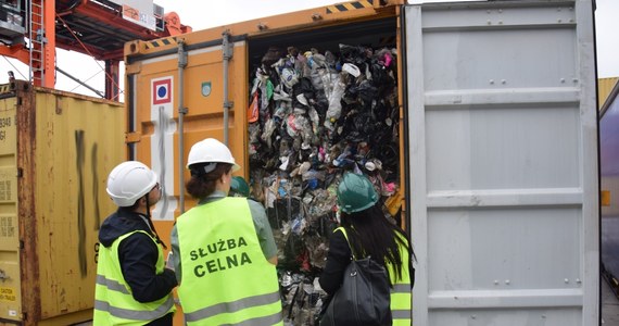​Kilkaset zatrzymanych kontenerów i ponad tysiąc ton nielegalnych odpadów z Wielkiej Brytanii. To efekt pracy w ramach międzynarodowej operacji DEMETER IV, w której uczestniczyli funkcjonariusze Izby Administracji Skarbowej w Gdańsku.