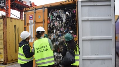 Tysiąc ton śmieci z Wielkiej Brytanii. Do Polski trafiały przez porty w Gdyni i Gdańsku