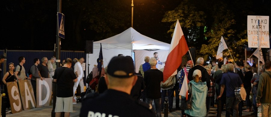 Prokuratura wszczęła śledztwo ws. przekroczenia uprawnień przez policjantów podczas lipcowych demonstracji przed Sejmem przeciwko zmianom w ustawie o Sądzie Najwyższym. Zawiadomienie o podejrzeniu popełnienia przestępstwa złożył klub poselski Nowoczesna. Tymczasem czterem osobom przedstawiono zarzut naruszenia nietykalności cielesnej policjantów podczas tej samej manifestacji.