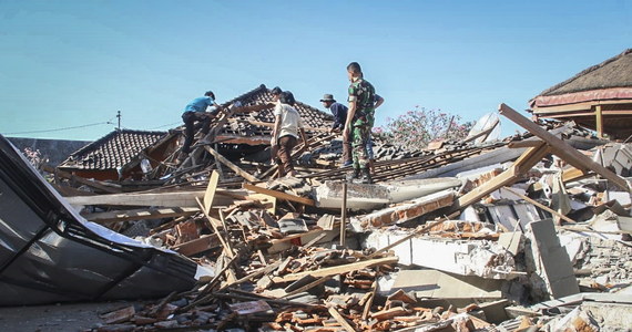 Co najmniej czworo Polaków uwięzionych na indonezyjskiej wyspie Lombok po potężnym trzęsieniu ziemi. Zginęło tam 98 osób, a tysiące zostały ewakuowane. Polskiej rodzinie nic się nie stało, ale do 8 sierpnia, nie mają szans na opuszczenie tego niebezpiecznego miejsca.  Twierdzą, że 24 godziny po tragedii nie dostali żadnej informacji ze strony polskiego ministerstwa spraw zagranicznych o zagrożeniu. Mimo że zarejestrowali się w specjalnym serwisie Odyseusz.