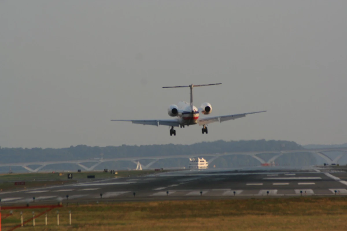 Saudyjskie państwowe linie lotnicze Saudia poinformowały w poniedziałek, że zawieszają połączenia z Toronto w związku z dyplomatycznym konfliktem między Rijadem a Ottawą. Arabia Saudyjska podjęła wcześniej decyzję o wydaleniu ambasadora Kanady w Rijadzie i zamroziła kontakty handlowe oraz inwestycyjne z Ottawą.
