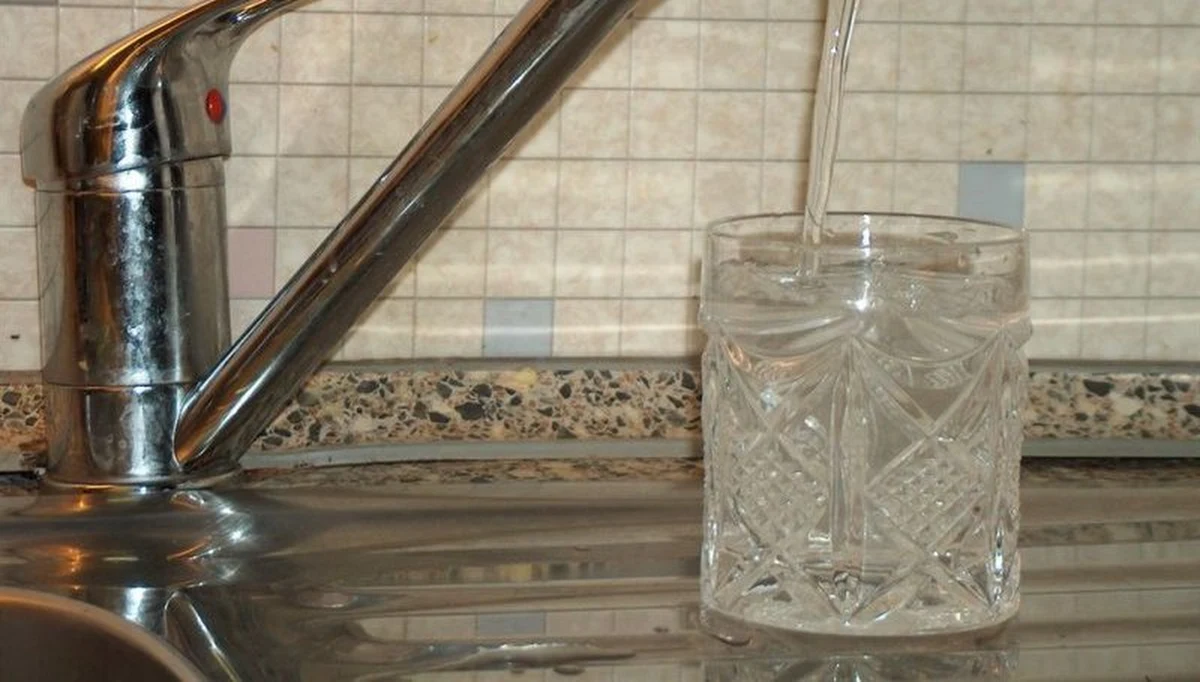 ​Kłopoty z wodą we wsi Woźniki w powiecie zawierciańskim w Śląskiem. Mieszkańcy mają bezwzględny zakaz jej używania. I to w dniu, kiedy w całym województwie ogłoszono drugi stopień zagrożenia upałami. To oznacza, że w ciągu dnia temperatura - także w rejonie Woźnik - przekroczy 30 stopni.