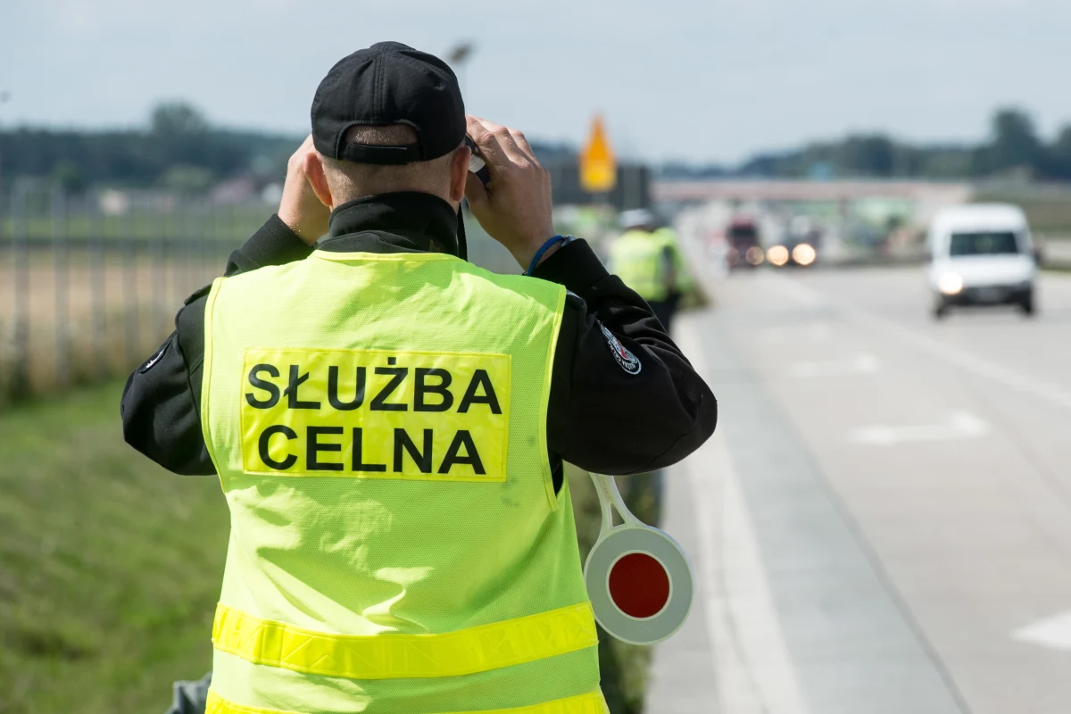 ​Próbę przemytu w ciężarówce 140 tys. paczek papierosów udaremnili w pobliżu granicy z Litwą funkcjonariusze podlaskiej KAS. W środku miał być ładunek przypraw do mięsa. Administracja skarbowa szacuje, że gdyby papierosy trafiły na polski rynek, Skarb Państwa straciłby ponad 3 mln zł.