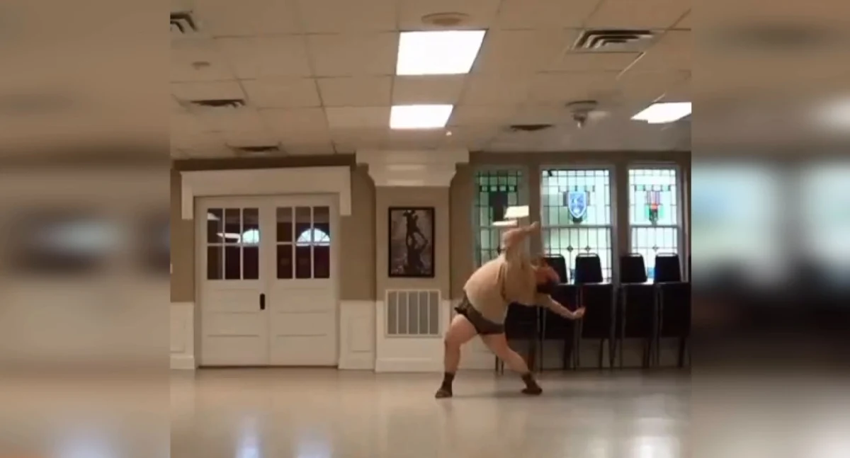 Mieszkaniec Pittsburgha przyciąga tysiące obserwatorów na swoją stronę na Instagramie, gdzie dzieli się swoimi imponującymi choreografiami. 