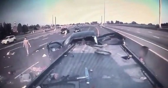 Na kanadyjskiej autostradzie w miejscowości Toronto doszło do groźnego wypadku. Uczestnicy zdarzenia mogą mówić o cudzie, bo wyszli z tego bez szwanku. Firma holownicza zamieściła nagranie z wypadku.