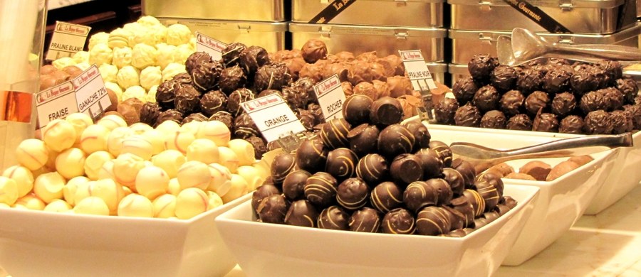 ​W Belgii, kraju słynącym z czekolady, zaczyna brakować jej w sklepach z powodu upałów. Supermarkety informują, że nie są w stanie zagwarantować jakości niektórych produktów, wobec tego zawieszają sprzedaż... aż do nastania chłodniejszych dni.
