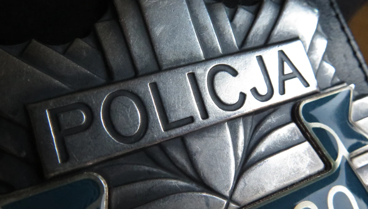 ​Policyjny wydział kontroli zajął się sprawą ucieczki 27-letniego mężczyzny z konwoju w Lubinie na Dolnym Śląsku. Mężczyzna uciekł funkcjonariuszom w niedzielę. Zbieg nadal jest poszukiwany.