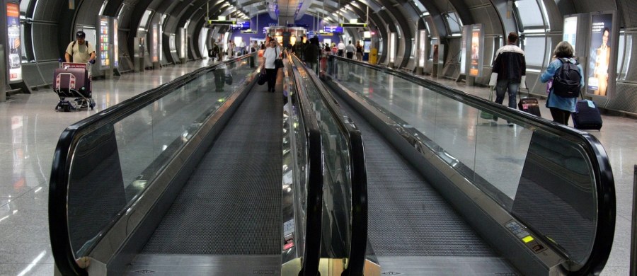 W środku sezonu wakacyjnego część lotniska we Frankfurcie nad Menem była we wtorek ewakuowana i niedostępna dla podróżnych przez kilka godzin. Niemiecka policja poszukiwała osób, które ominęły kontrolę bezpieczeństwa i dostały się do strefy chronionej. Po kilku godzinach niebezpieczeństwo wykluczono i wyjaśniono, że "przyczyną ewakuacji był błąd pracownika ochrony".