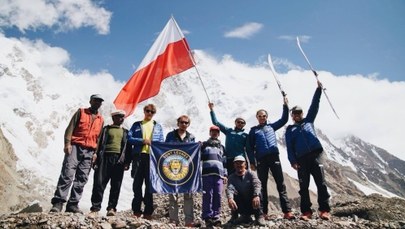 Przemierzyła całą Polskę, była pod K2, teraz zawiśnie w Pałacu Prezydenta. Flaga ze sztafety RMF FM 