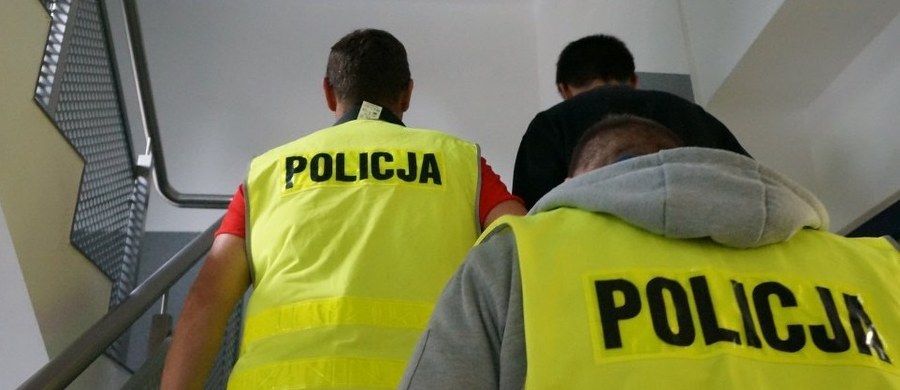 Nielegalna broń odnaleziona w sklepowej skrytce w Czeladzi w Śląskiem. Mężczyzna, który ją tam przechowywał, był poszukiwany listami gończymi przez trzy polskie sądy. Jego miejsce pobytu próbowało też ustalić kilka kolejnych sądów i prokuratur.