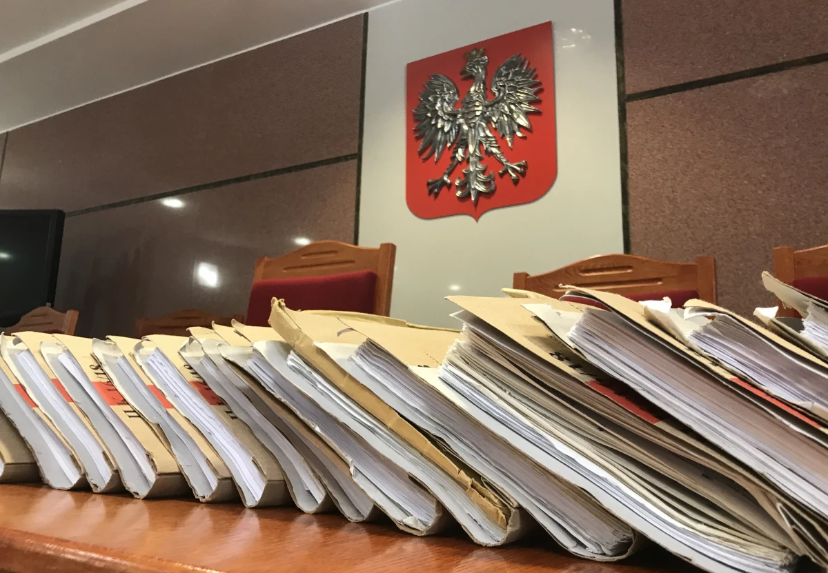 Do Sądu Rejonowego w Człuchowie prokuratura skierowała akt oskarżenia przeciwko Sławomirowi Sz., który jako kierowca śmieciarki miał nieumyślnie spowodować katastrofę w ruchu lądowym. Podejrzany przyznał się do zarzucanego mu czynu i chce dobrowolnie poddać się karze.