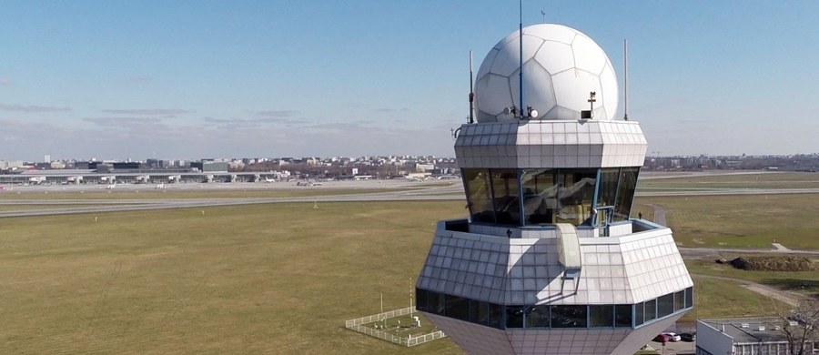 To nie dron, a awionetka zakłóciła wczoraj wieczorem ruch lotniczy na warszawskim lotnisku Chopina. Około godziny 22:00 na dokładnie 28 minut zostały wstrzymane starty i lądowania. Jak dowiedzieliśmy się nieoficjalnie, pilot nie popełnił przestępstwa.