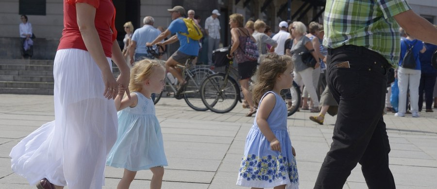 Program 500+ to ogromny sukces, będzie kontynuowany w obecnej formule. Dyskusja o jego zmianie jest dziś niepotrzebna. Lepsze jest wrogiem dobrego - napisała na Twitterze wicepremier, szefowa Komitetu Społecznego Rady Ministrów Beata Szydło.