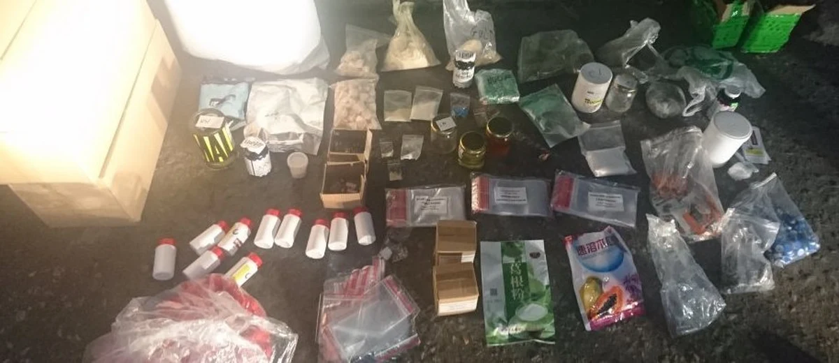 Policjanci z Bytomia, przy współpracy swoich kolegów z Katowic, zatrzymali trzy osoby podejrzane o handel dopalaczami. Dodatkowo znaleziono przy nich 10 kilogramów substancji i 50 tysięcy złotych w gotówce.